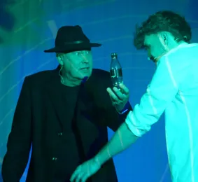 Zwei Darsteller mit Hut und Flasche