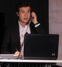 Darsteller am Telefon