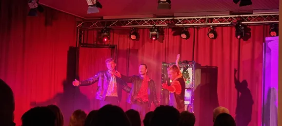 Drei Sänger im roten Licht