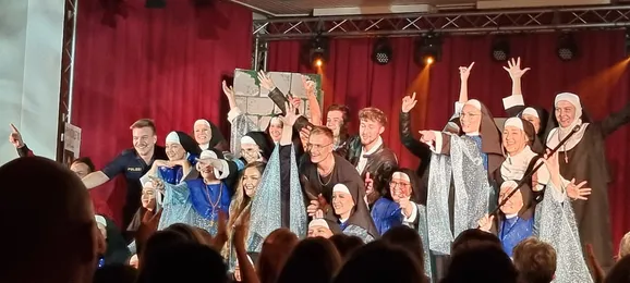 Ensemble beim Finale von Sister Act
