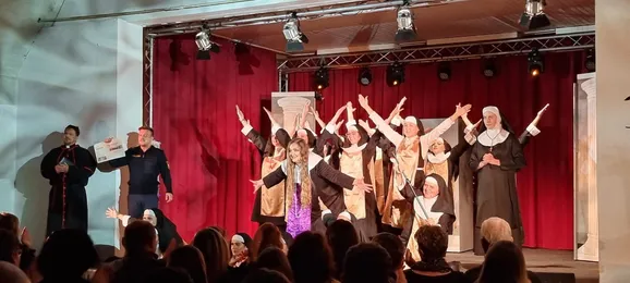 Schlussapplaus mit dem ganzen Ensemble